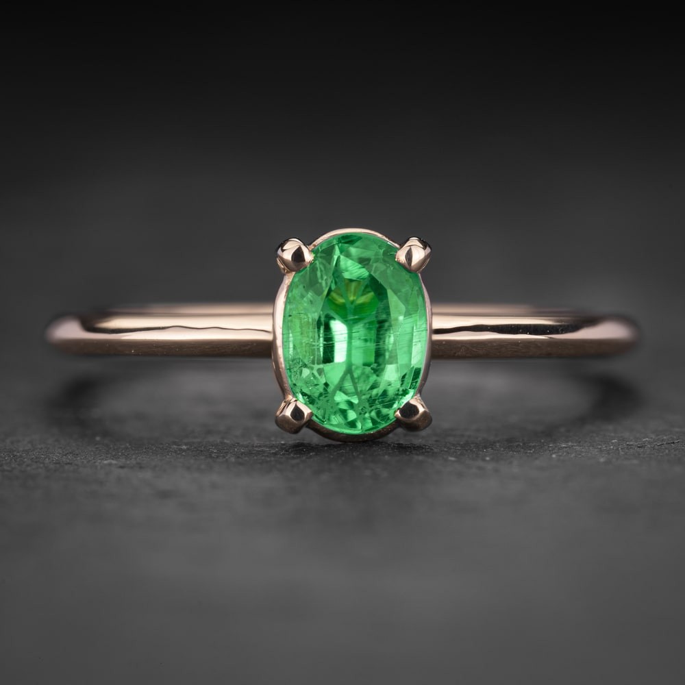 Auksinis žiedas su Smaragdu "Gaiva Akims 19"