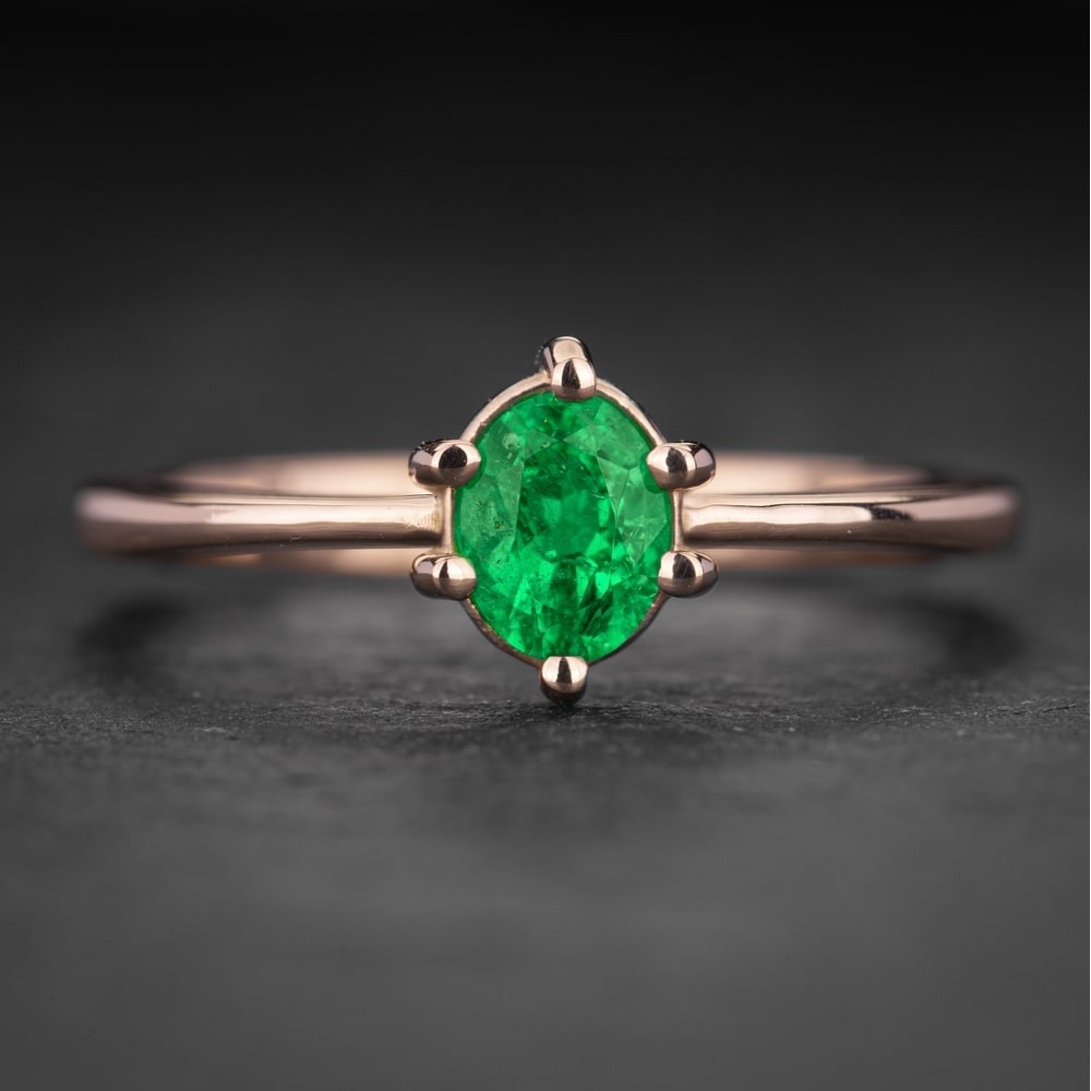 Auksinis žiedas su Smaragdu "Gaiva Akims 15"