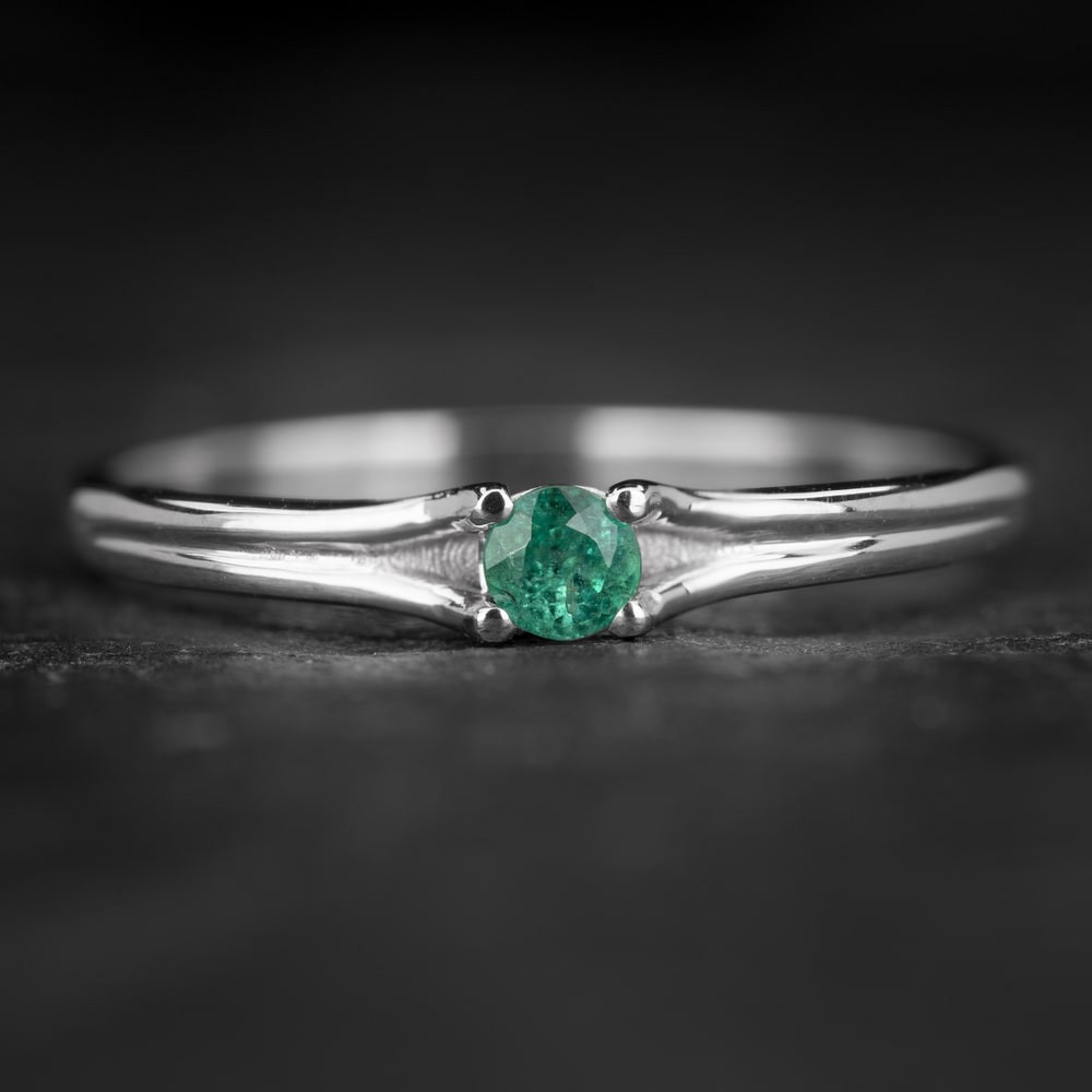Auksinis žiedas su Smaragdu "Gaiva Akims 21"