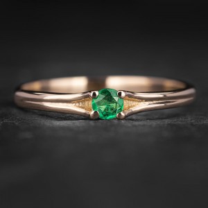 Auksinis žiedas su Smaragdu "Gaiva Akims 24"