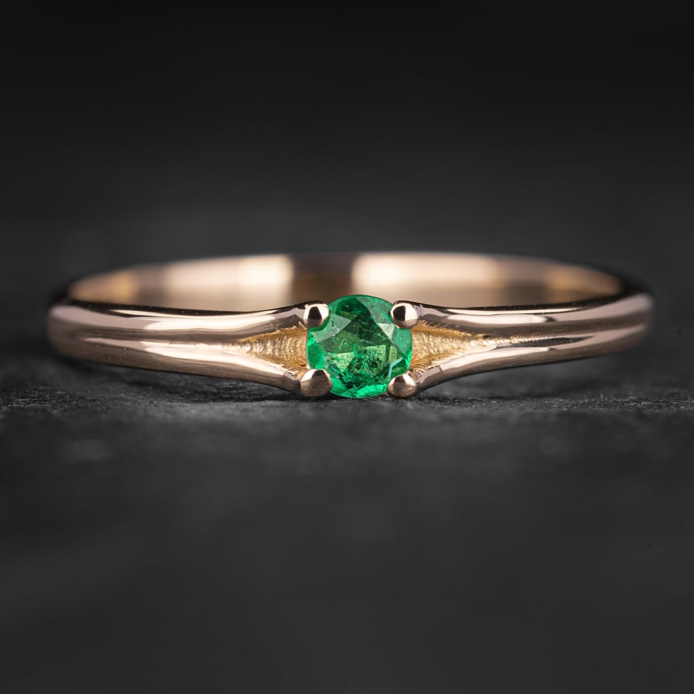 Auksinis žiedas su Smaragdu "Gaiva Akims 25"