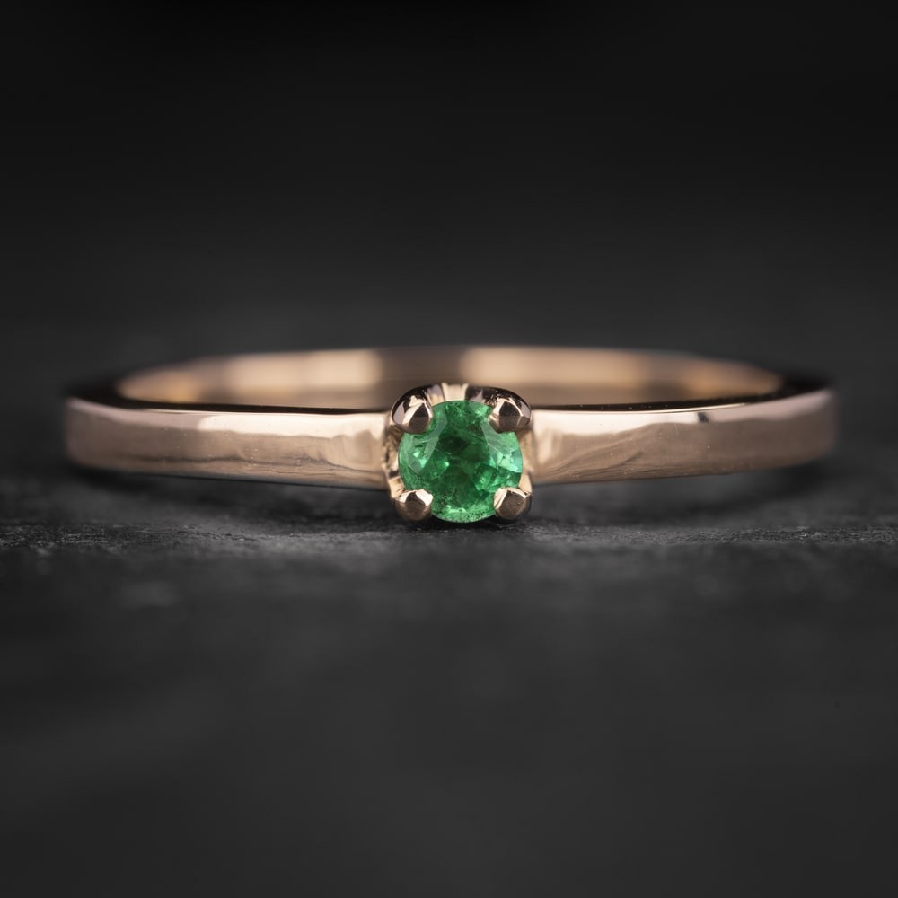 Auksinis žiedas su Smaragdu "Gaiva Akims 26"