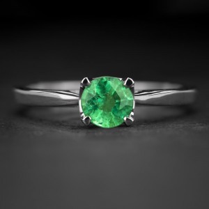 Auksinis žiedas su Smaragdu "Gaiva Akims 31"