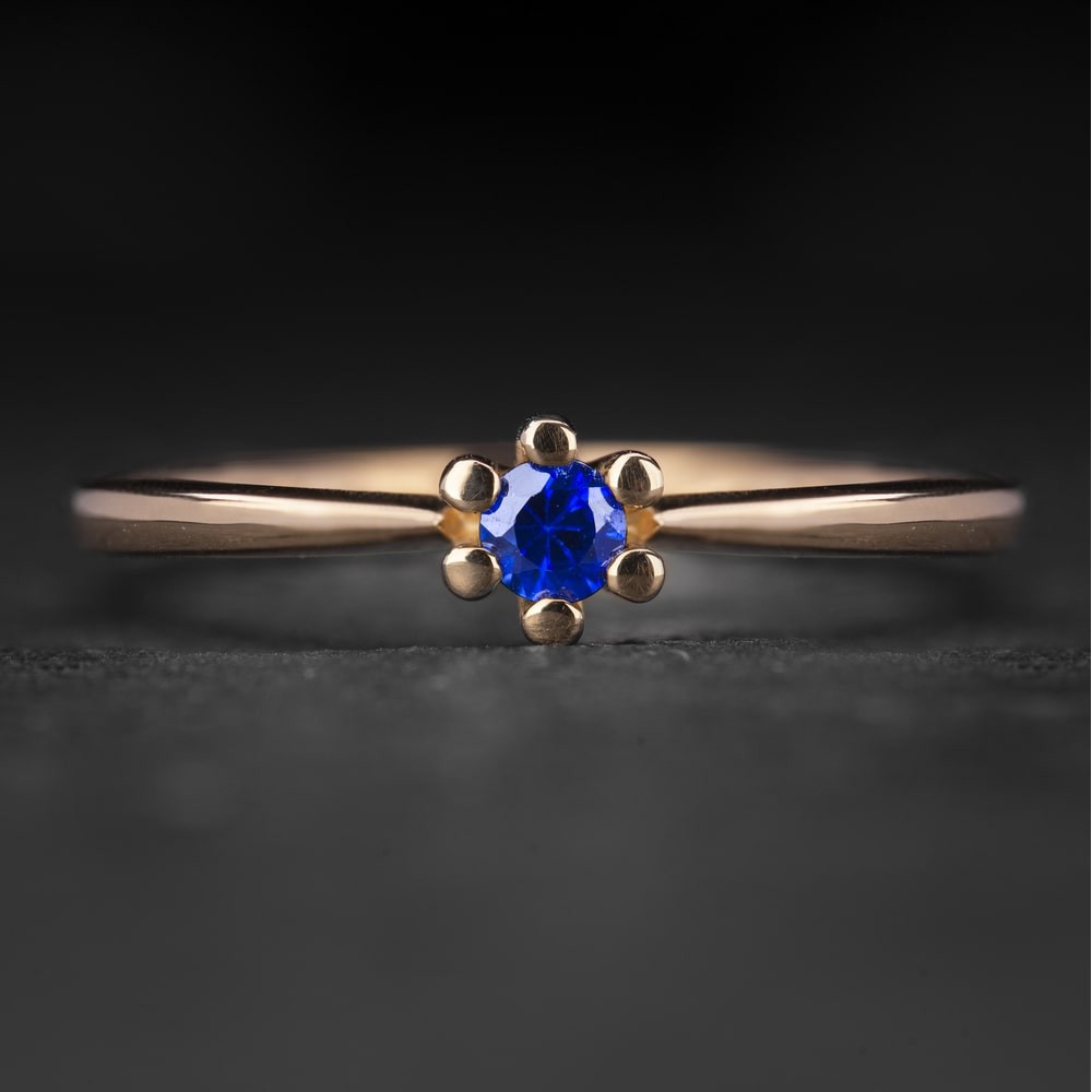 Auksinis žiedas su Safyru "Santūrumas 29"
